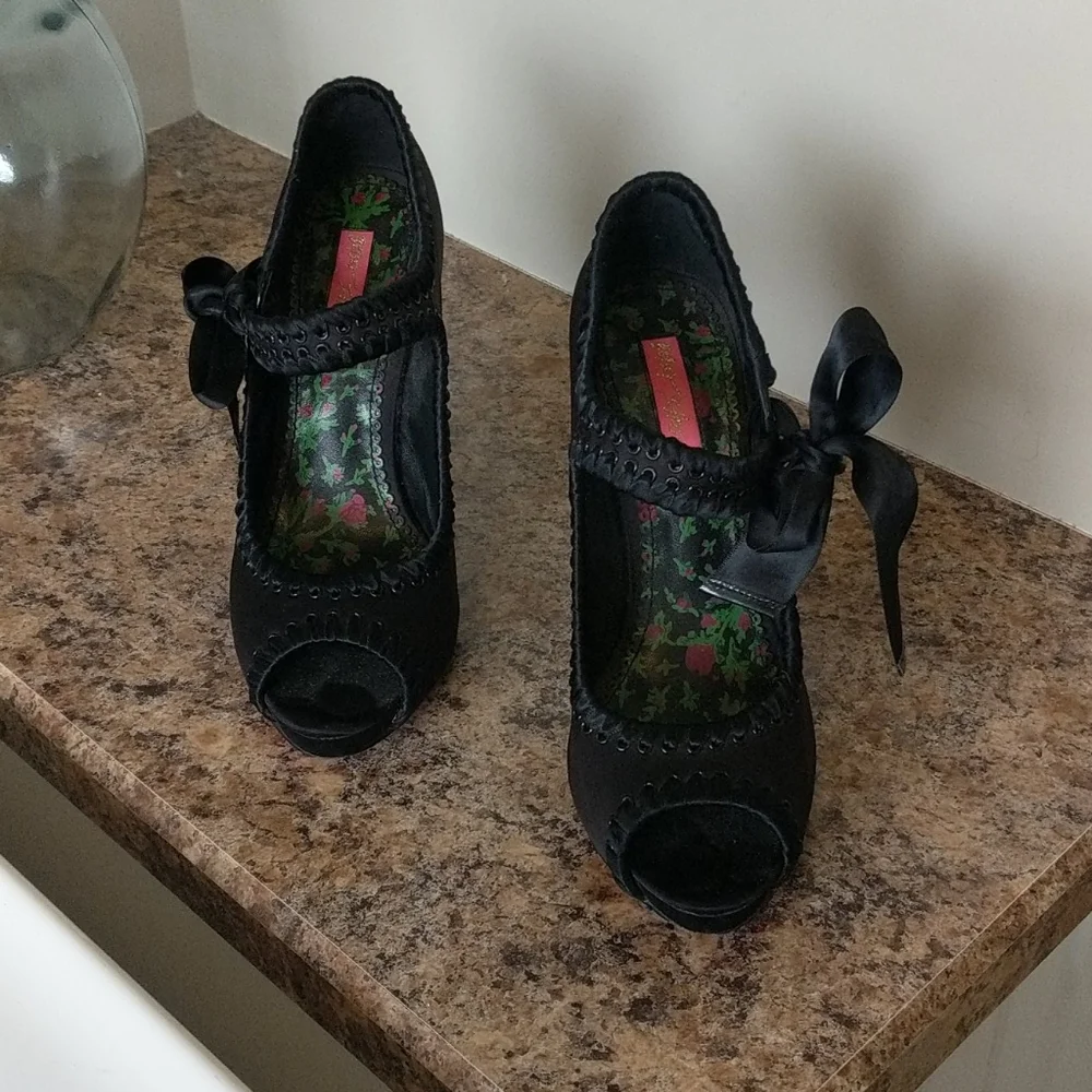 Betsey Johnson shoes - Picture 2 of 7